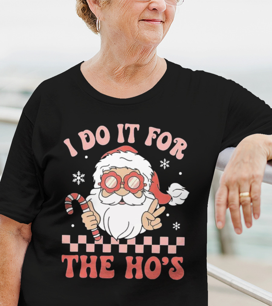 I Do It For The Ho’s Funny Christmas Santa With Candy Cane And Peace Sign T-Shirt