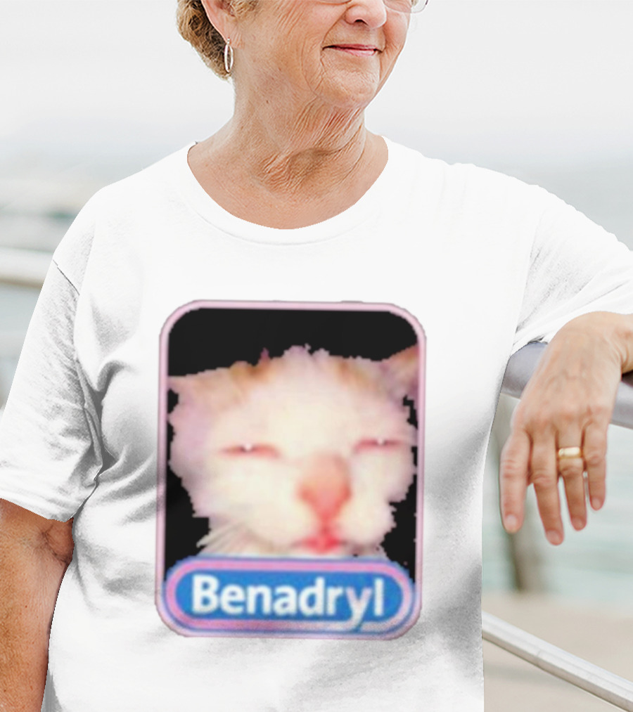 K45ink Benadryl Meme Cat Face Close-Up T-Shirt