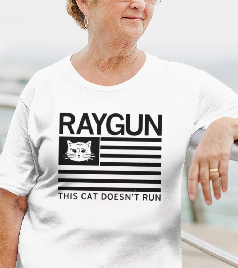 Raygun Cat Face Flag This Cat Doesn’t Run T-Shirt