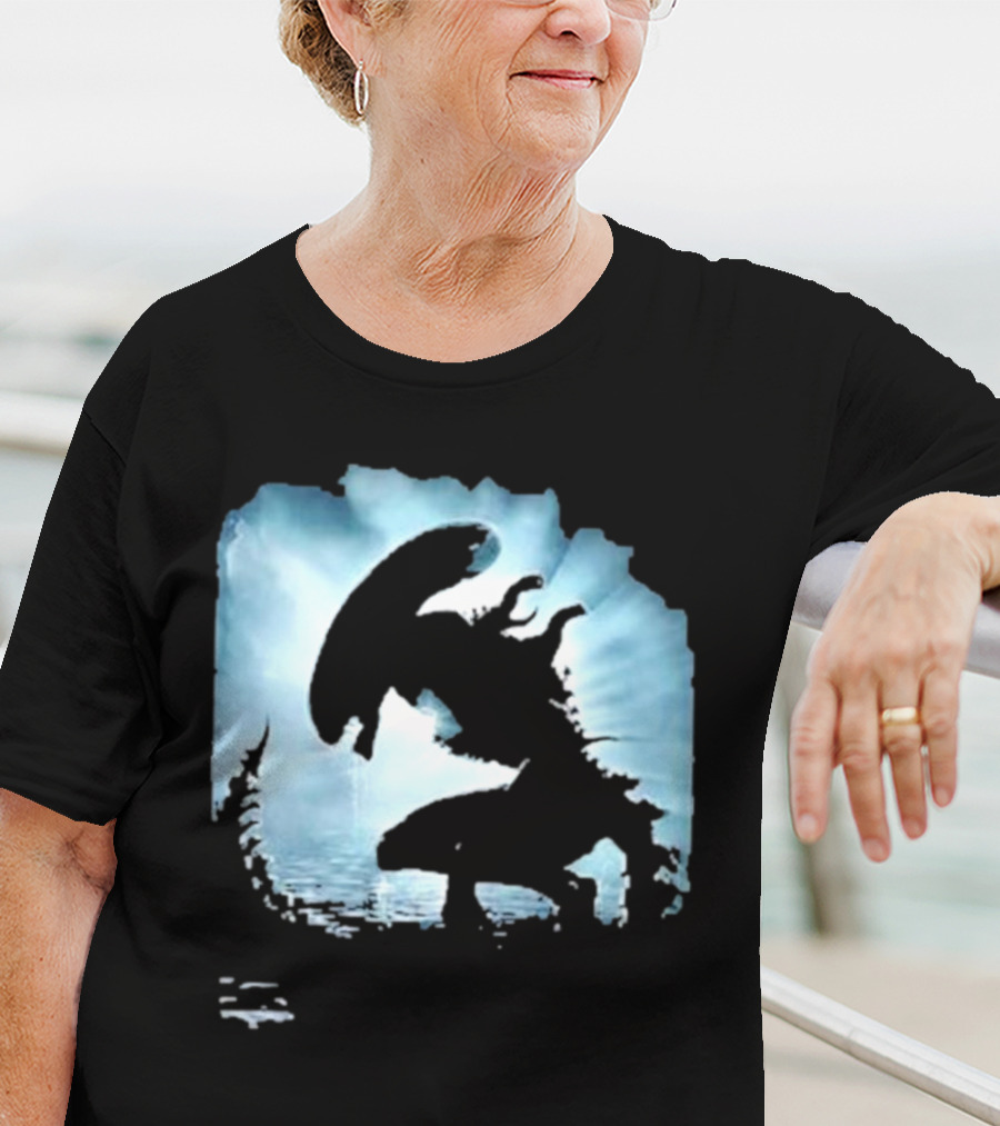 Alien Romulus Silhouette Against Oceanic Horizon 89 Rotten Tomatoes Debut T-Shirt