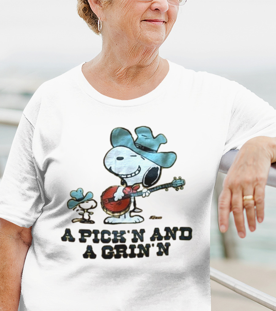 Snoopy A Pick’n And A Grin’n Country Banjo Player Cowboy Hat T-Shirt