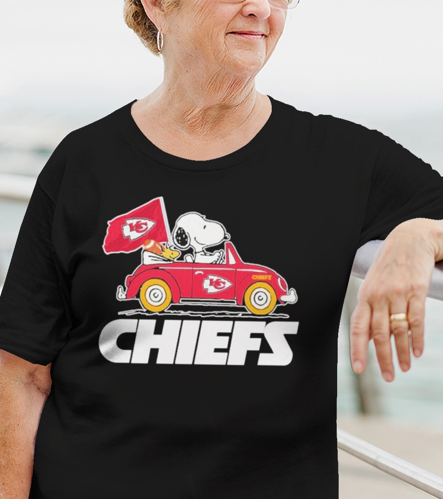 Snoopy Kansas City Chiefs Car With Flag T-Shirt