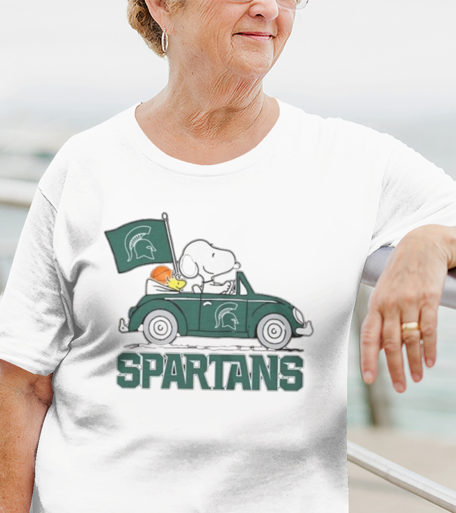 Spartans Peanuts Snoopy Woodstock Car Cartoon Sports T-Shirt