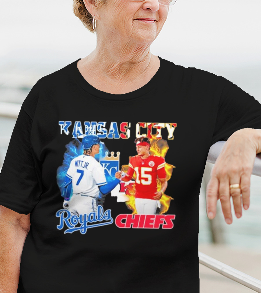 Kansas City Royals Bobby Witt Jr Shake Hands Chiefs Patrick Mahomes T-Shirt