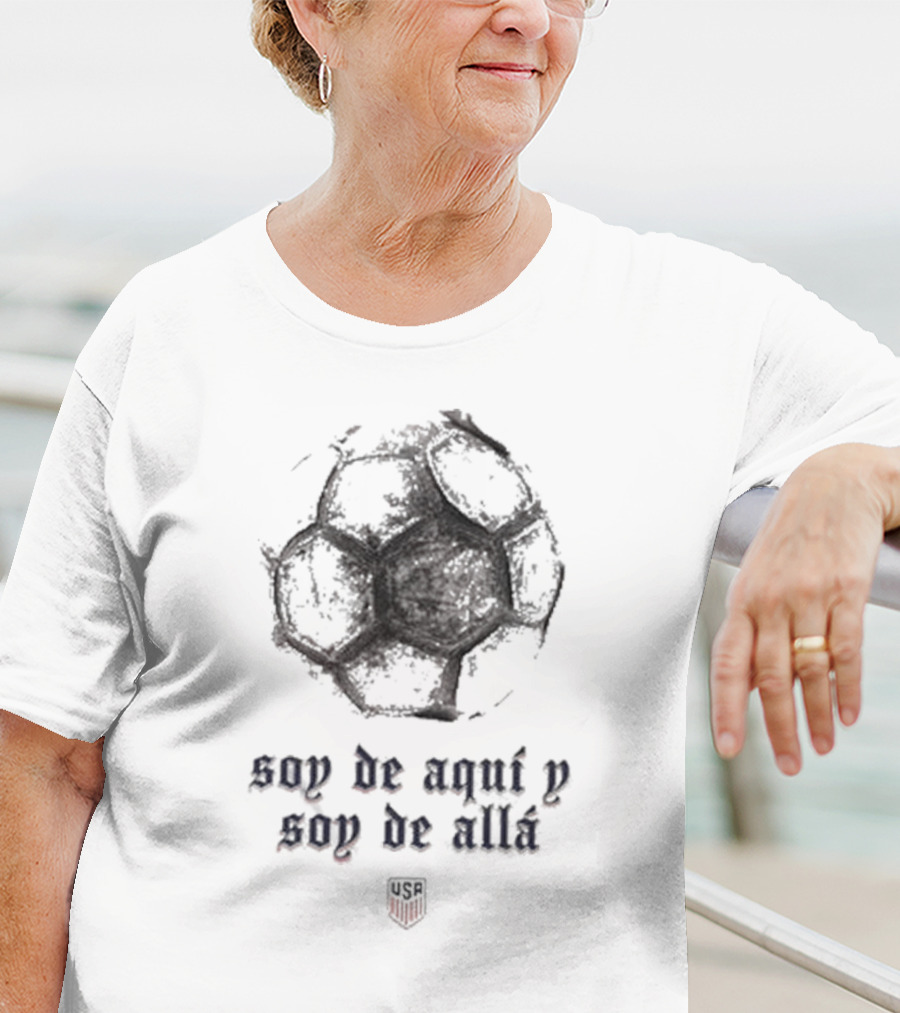 US Hispanic Heritage Una Nación Un Equipo Soy De Aquí Y Soy De Allá Soccer Ball USA T-Shirt