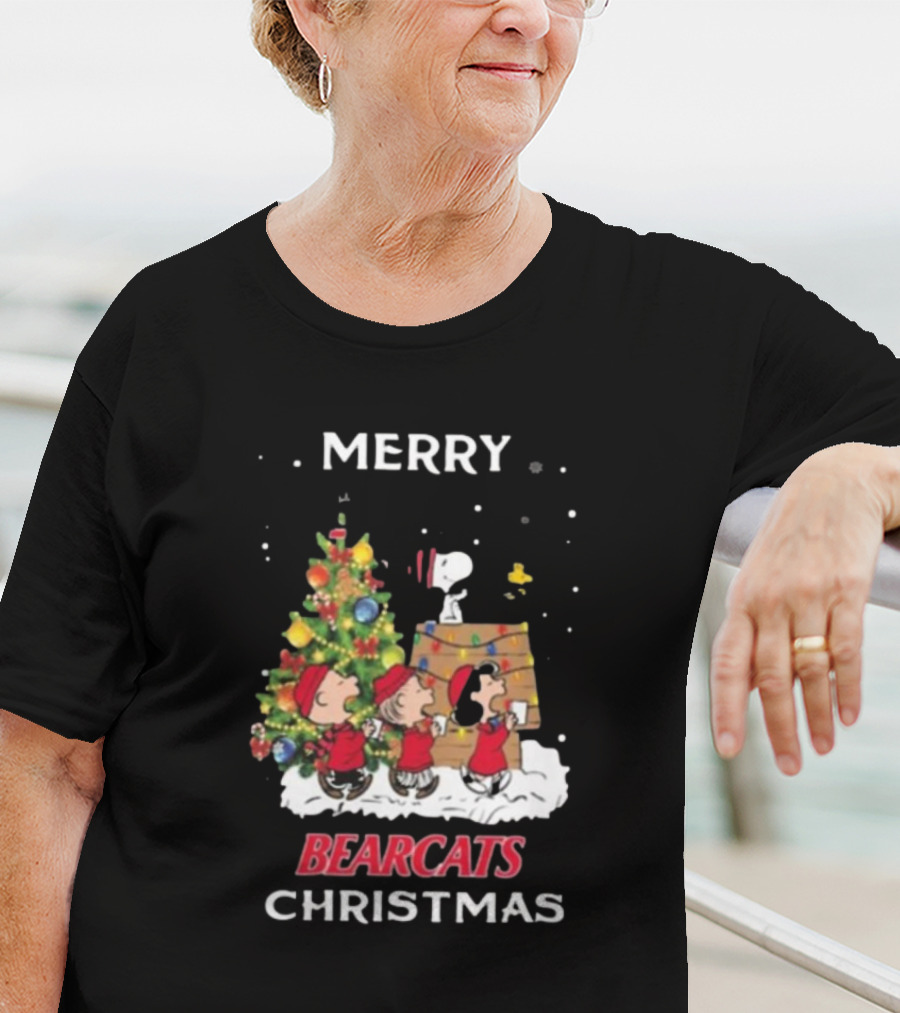 Cincinnati Bearcats Snoopy Friends Merry Christmas T-Shirt