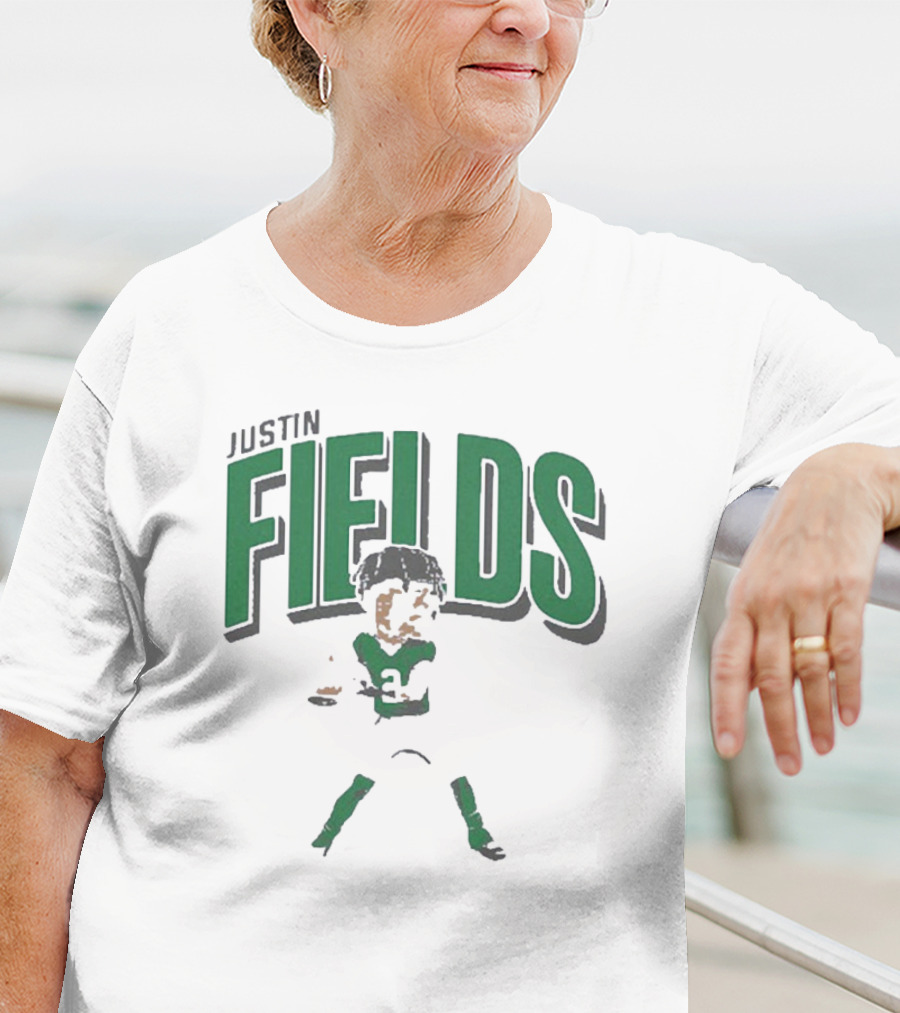 Justin Fields Caricature Greens And Grays Dynamic Pose T-Shirt