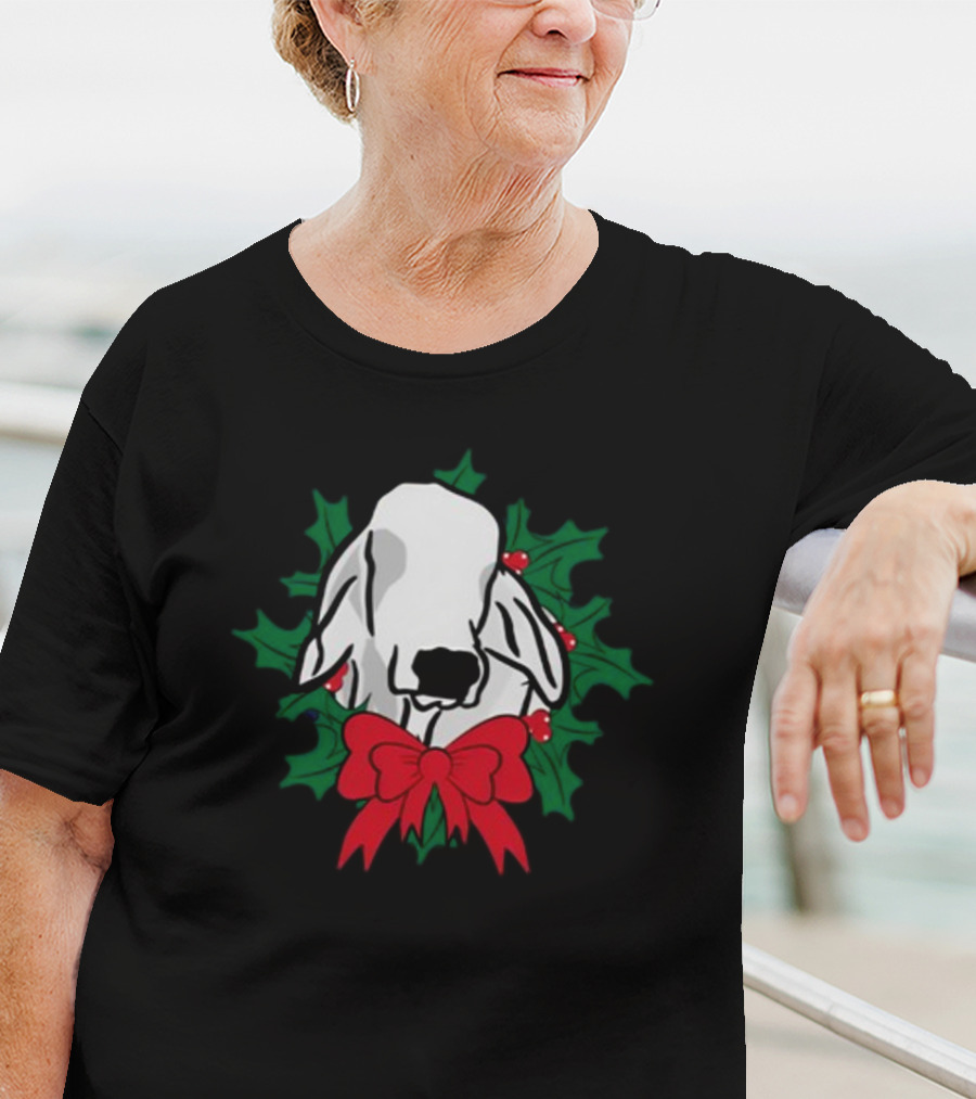 Brahman Cow Head With Festive Christmas Wreath And Bow T-Shirt