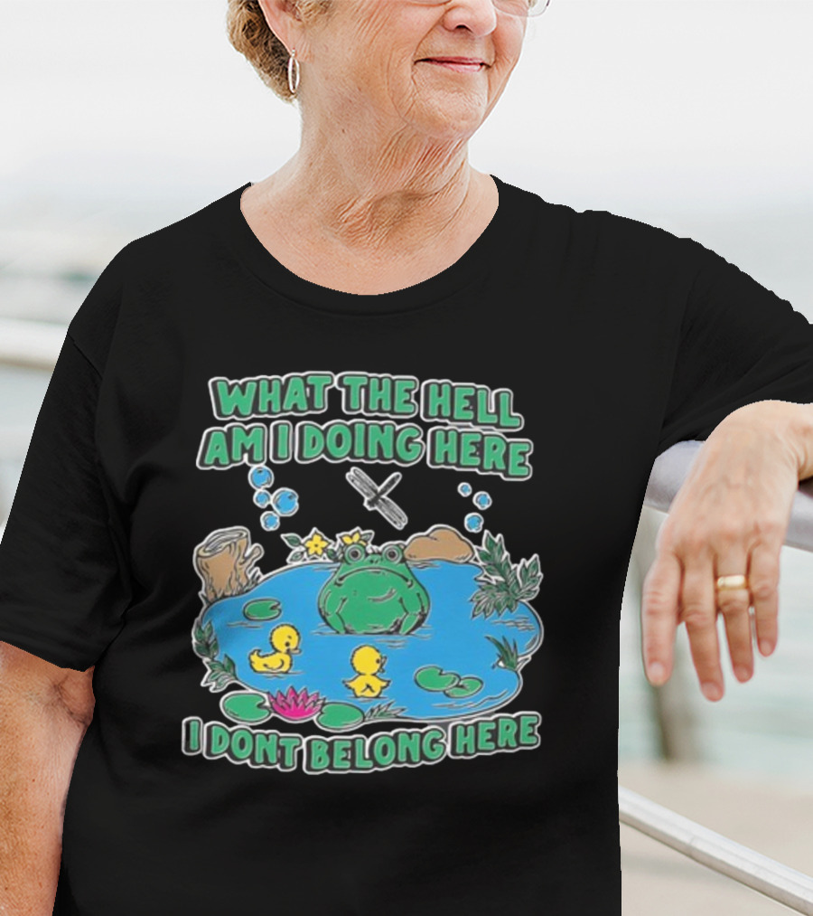 WHAT THE HELL AM I DOING HERE I DONT BELONG HERE FROG AND DUCKS IN POND T-Shirt