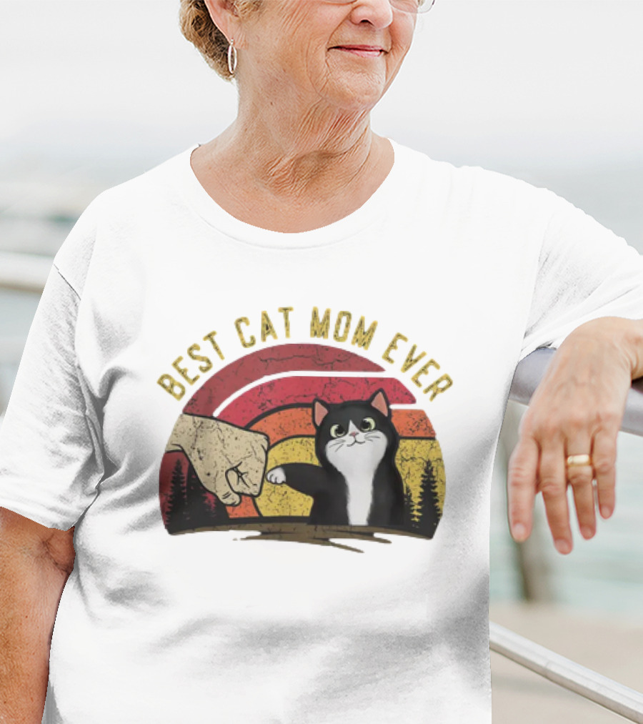 Best Cat Mom Ever Vintage Rainbow Sunset Fist Bump Cat T-Shirt