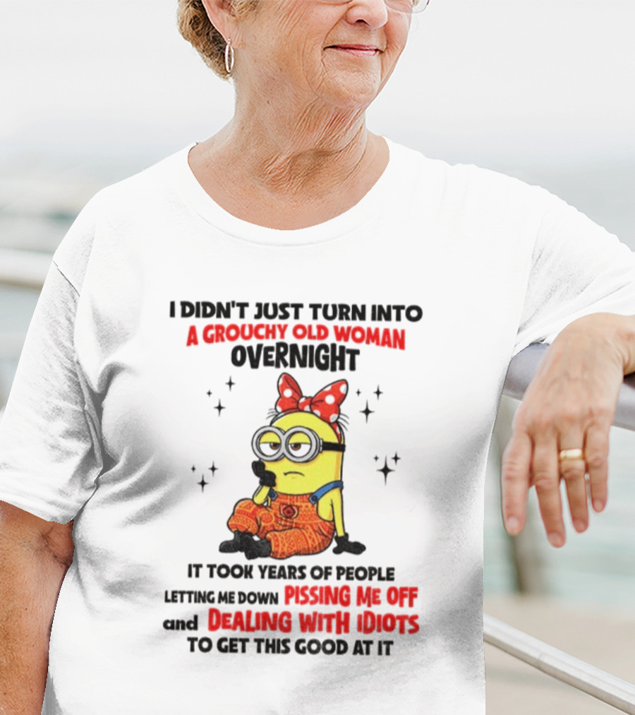 Minion Grouchy Old Woman Pissing Me Off Dealing With Idiots হ হাসির পোস্টার T-Shirt