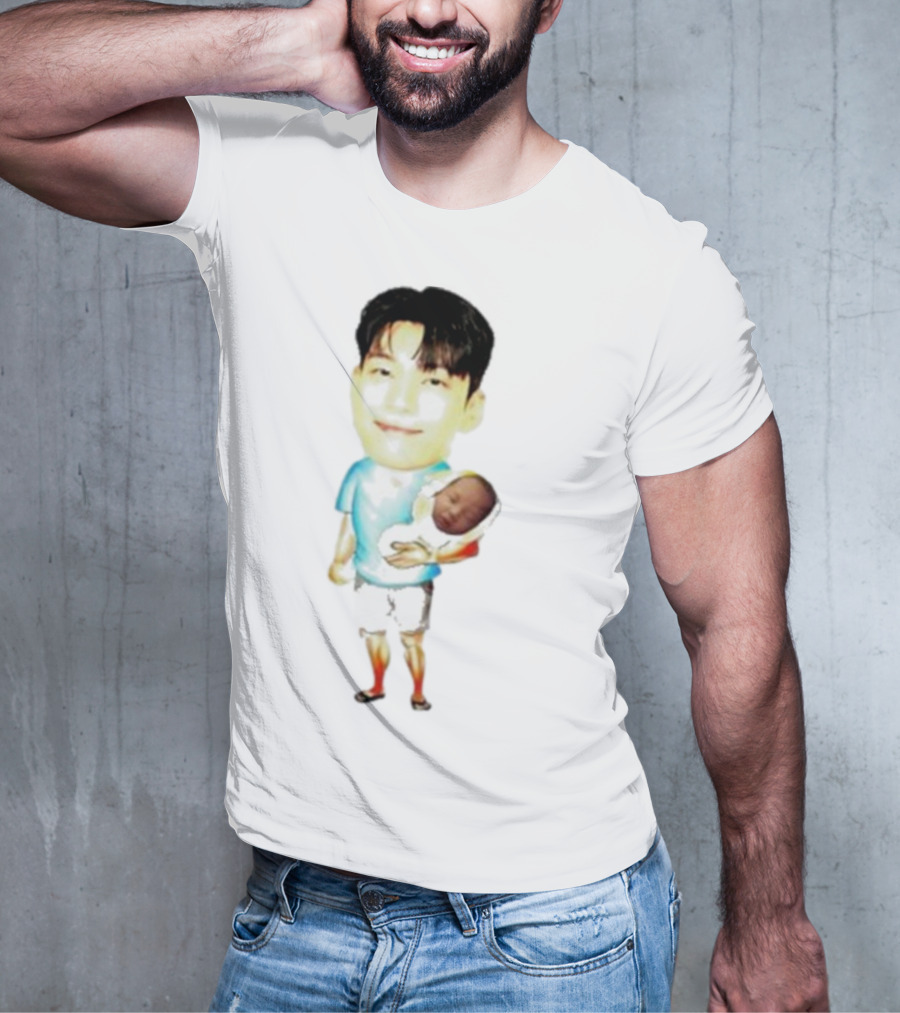 Papa Front Man Squid Game Player 222 Wi Ha Carrying Baby T-Shirt