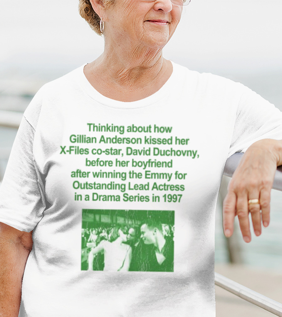 Thinking About How Gillian Anderson Kissed David Duchovny After Winning The Emmy In 1997 T-Shirt