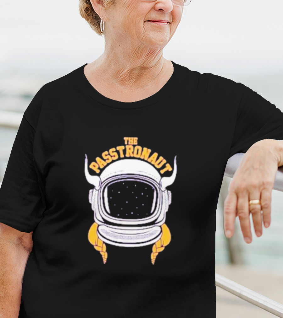 Minnesota Vikings The Passtronaut Astronaut Helmet With Viking Horns T-Shirt