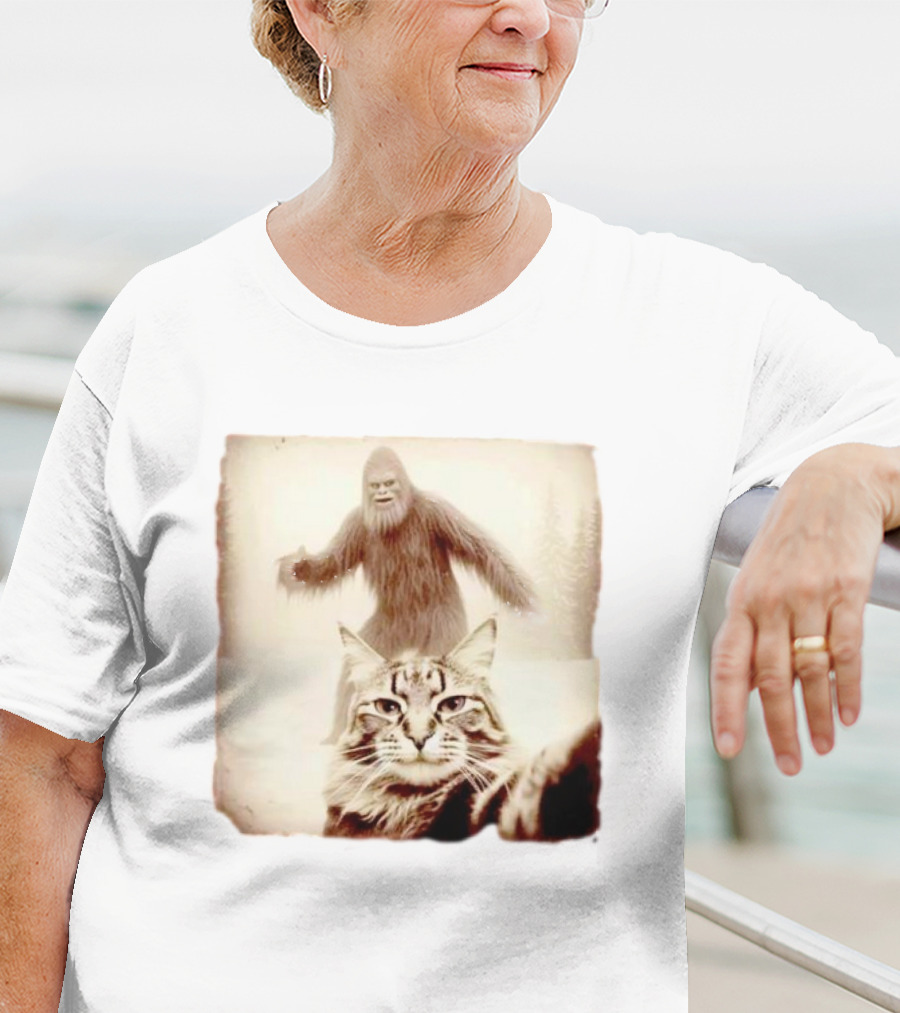 Bigfoot Photobombing Cat Selfie T-Shirt