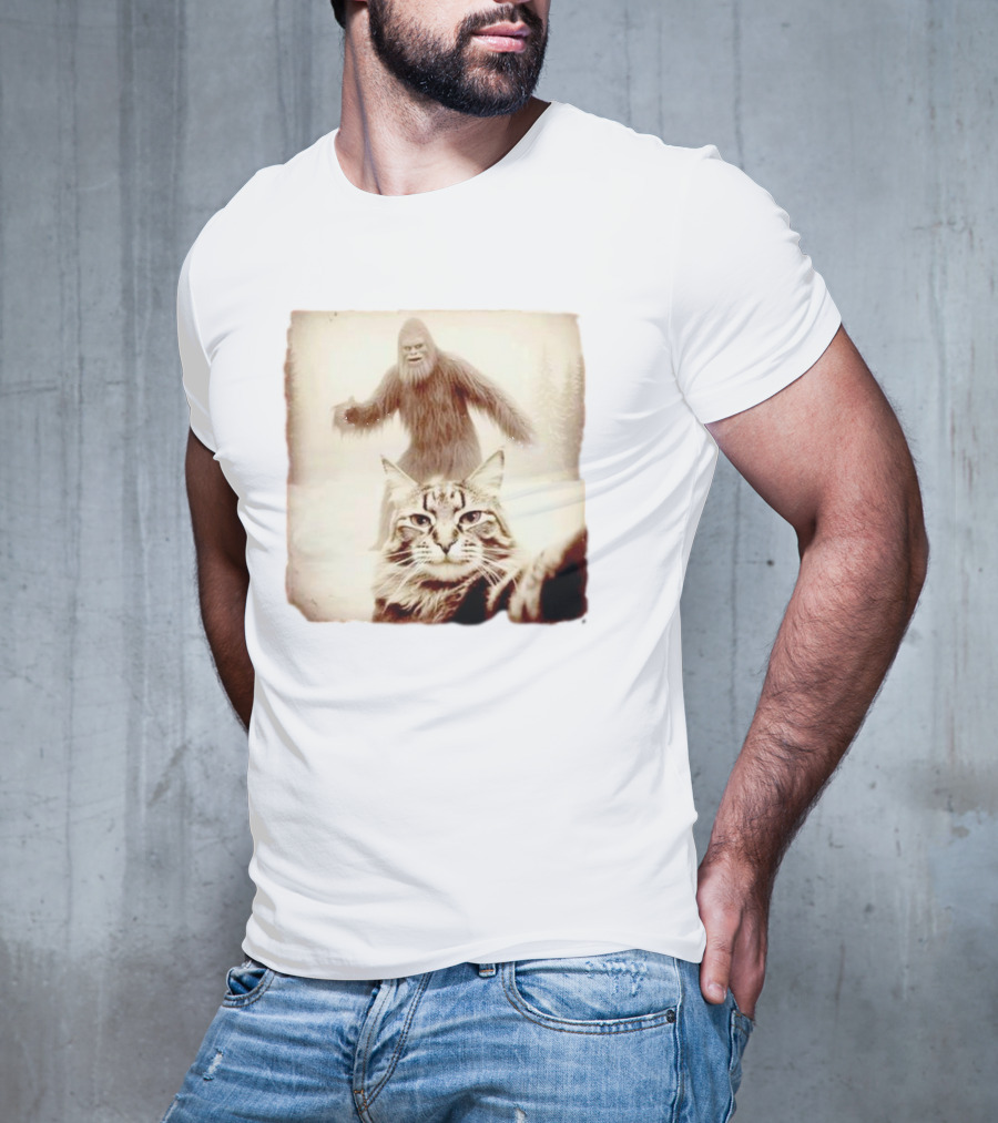 Bigfoot Photobombing Cat Selfie T-Shirt