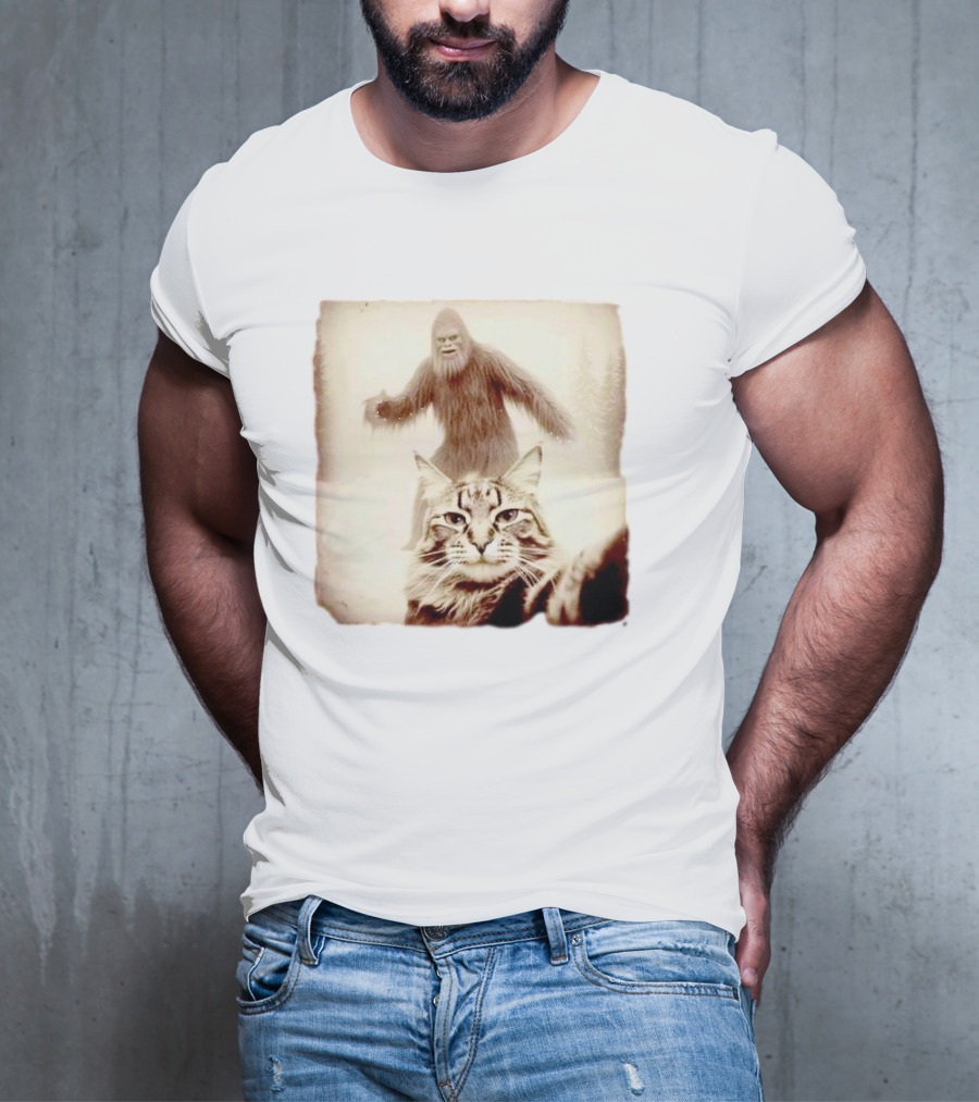 Bigfoot Photobombing Cat Selfie T-Shirt