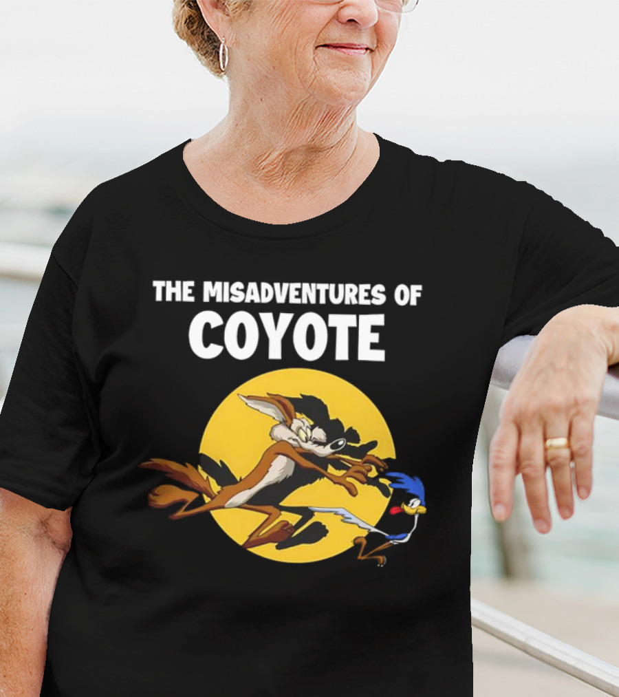 The Misadventures Of Coyote And Road Runner Chase Scene Moon背景 T-Shirt