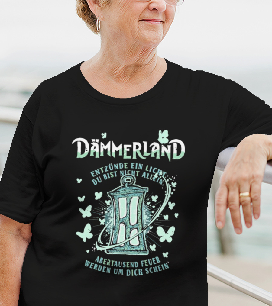Dämmerland Entzünde Ein Licht Du Bist Nicht Allein Abertausend Feuer Werden Um Dich Scheinen Laterne Und Schmetterlinge T-Shirt