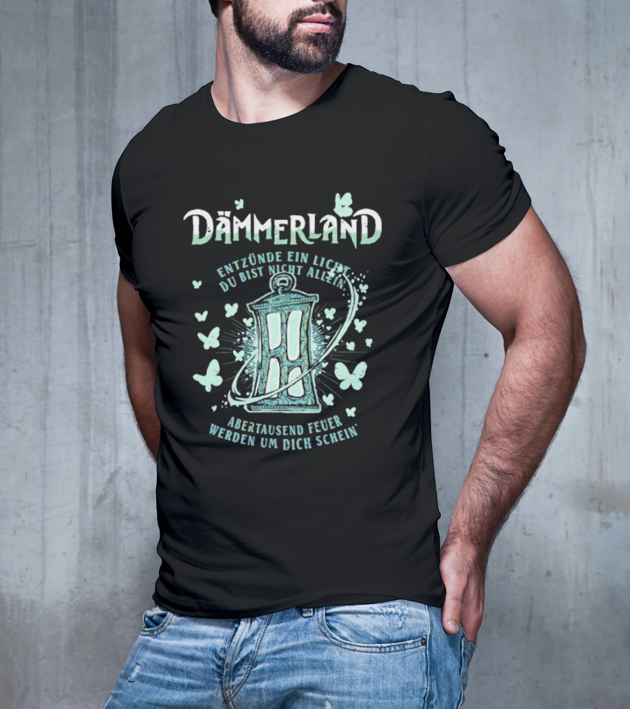 Dämmerland Entzünde Ein Licht Du Bist Nicht Allein Abertausend Feuer Werden Um Dich Scheinen Laterne Und Schmetterlinge T-Shirt