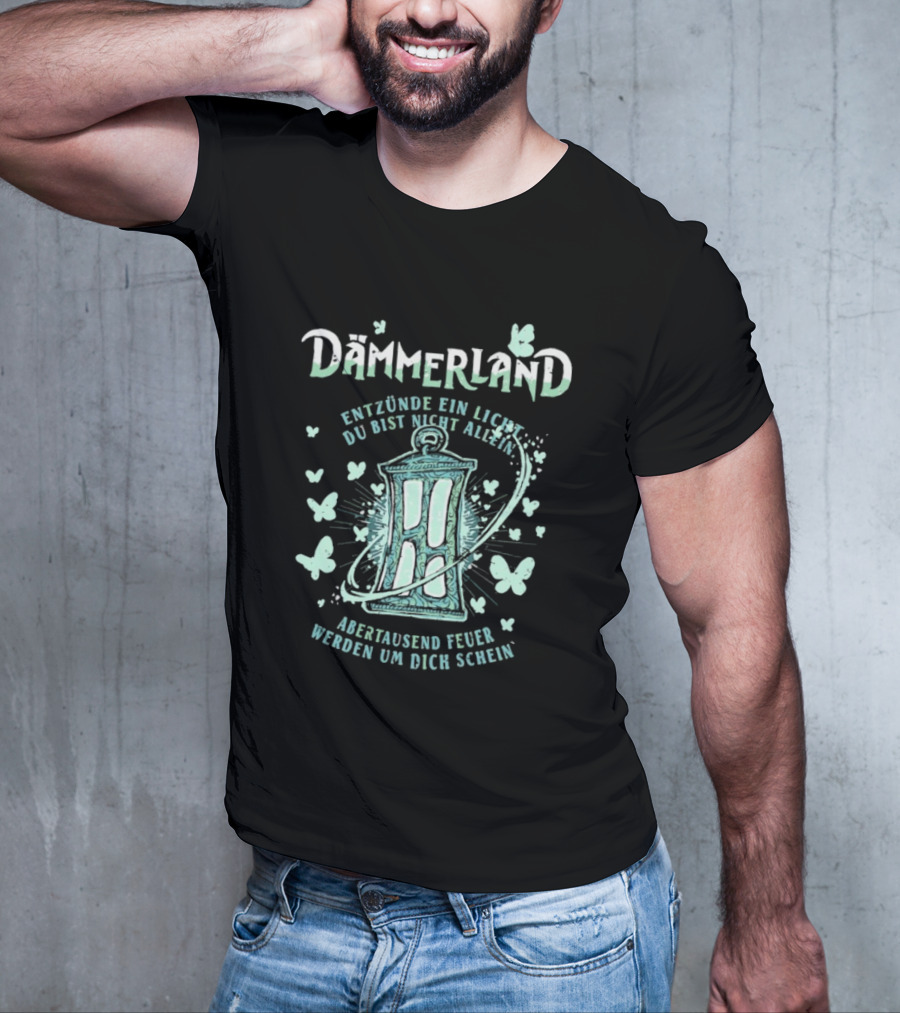 Dämmerland Entzünde Ein Licht Du Bist Nicht Allein Abertausend Feuer Werden Um Dich Scheinen Laterne Und Schmetterlinge T-Shirt
