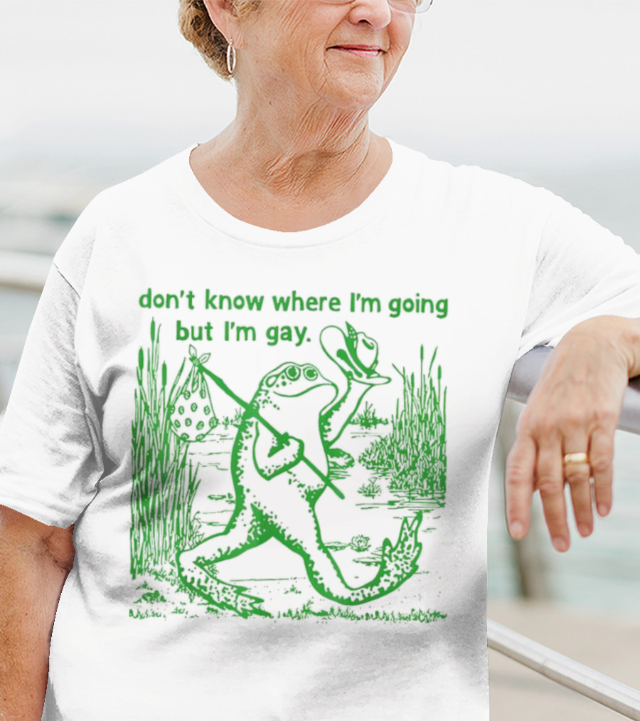 Don't Know Where I'm Going But I'm Gay Frog Carrying Bag And Hat In Nature Scene T-Shirt