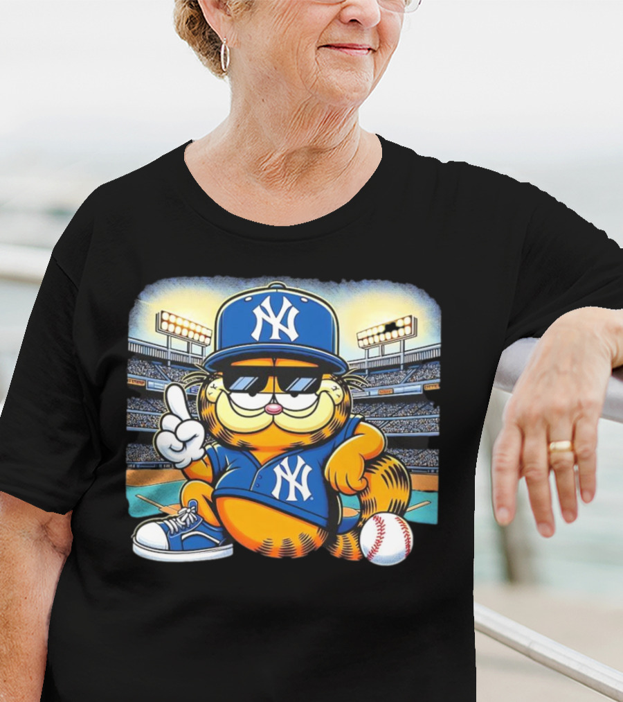 New York Yankees Baseball Garfield Cartoon Stadium Scene T-Shirt