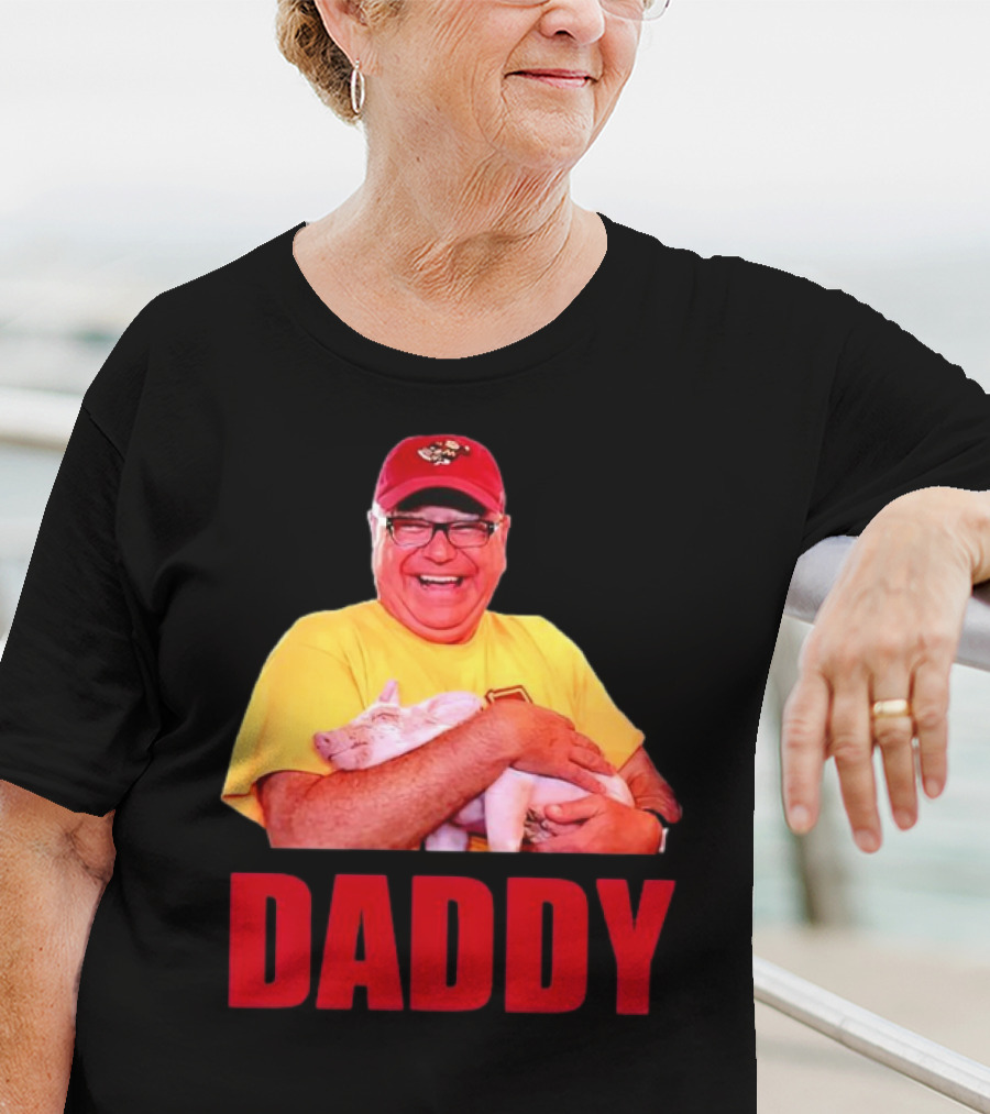 DADDY Hugging Pig Tim Walz Cap T-Shirt
