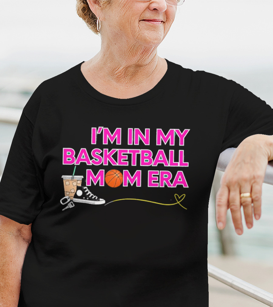 I'm In My Basketball Mom Era Sneakers Coffee Schlüsselbund Herz T-Shirt
