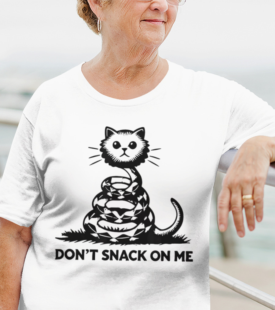 DON'T SNACK ON ME Cat Snake Coiled혻 T-Shirt
