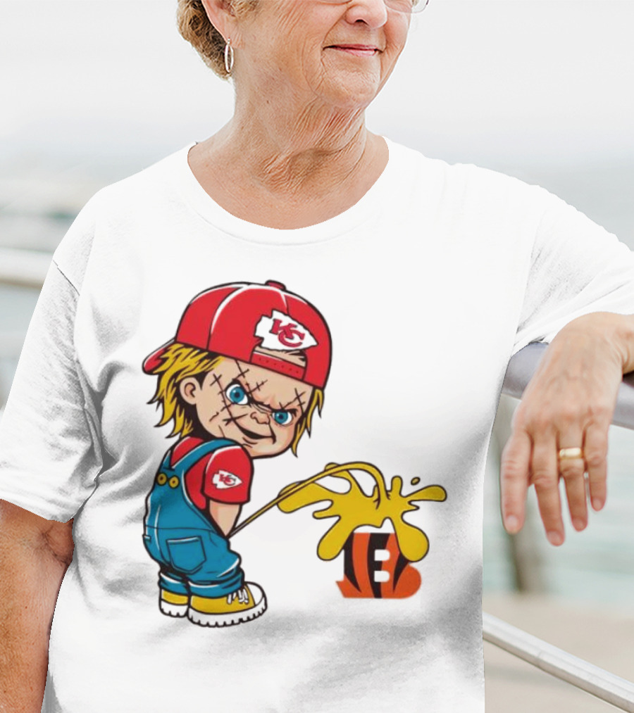 Kansas City Chiefs Chucky Pissing On Cincinnati Bengals T-Shirt