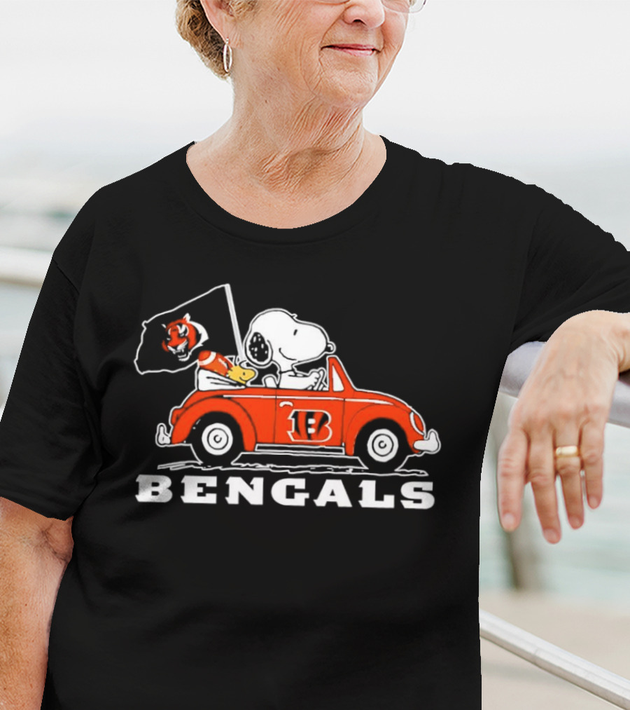 Snoopy And Woodstock Driving Cincinnati Bengals Car With Flag T-Shirt