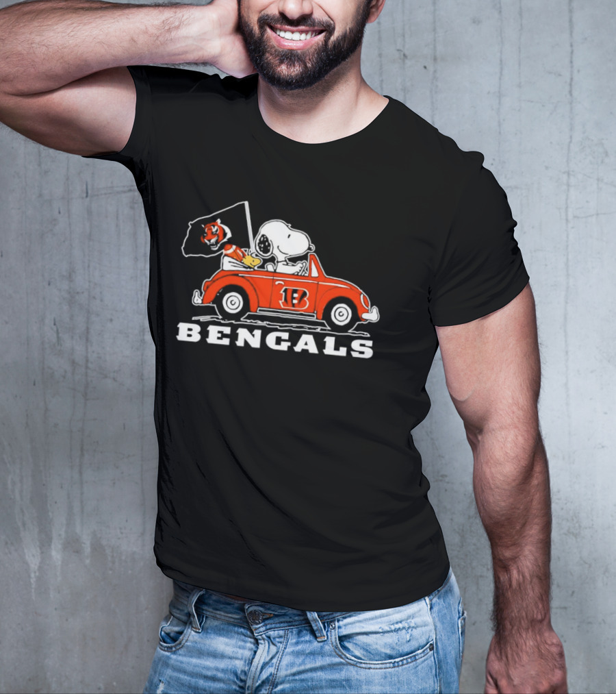 Snoopy And Woodstock Driving Cincinnati Bengals Car With Flag T-Shirt