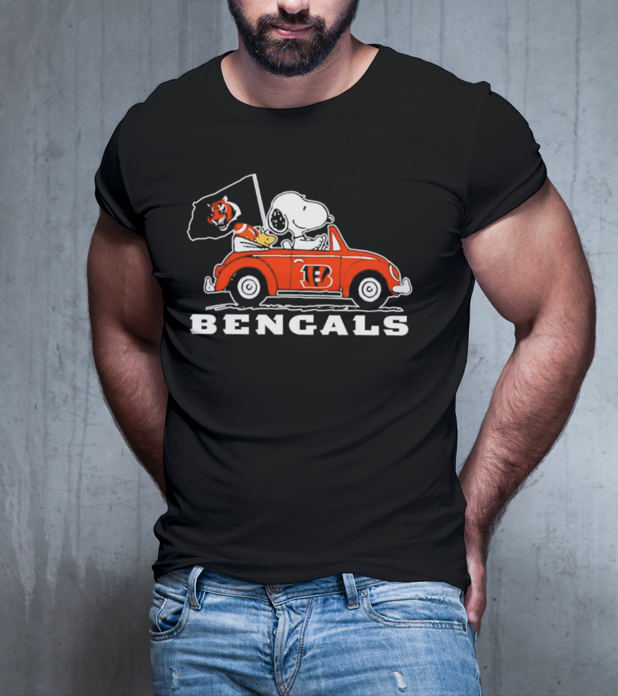 Snoopy And Woodstock Driving Cincinnati Bengals Car With Flag T-Shirt