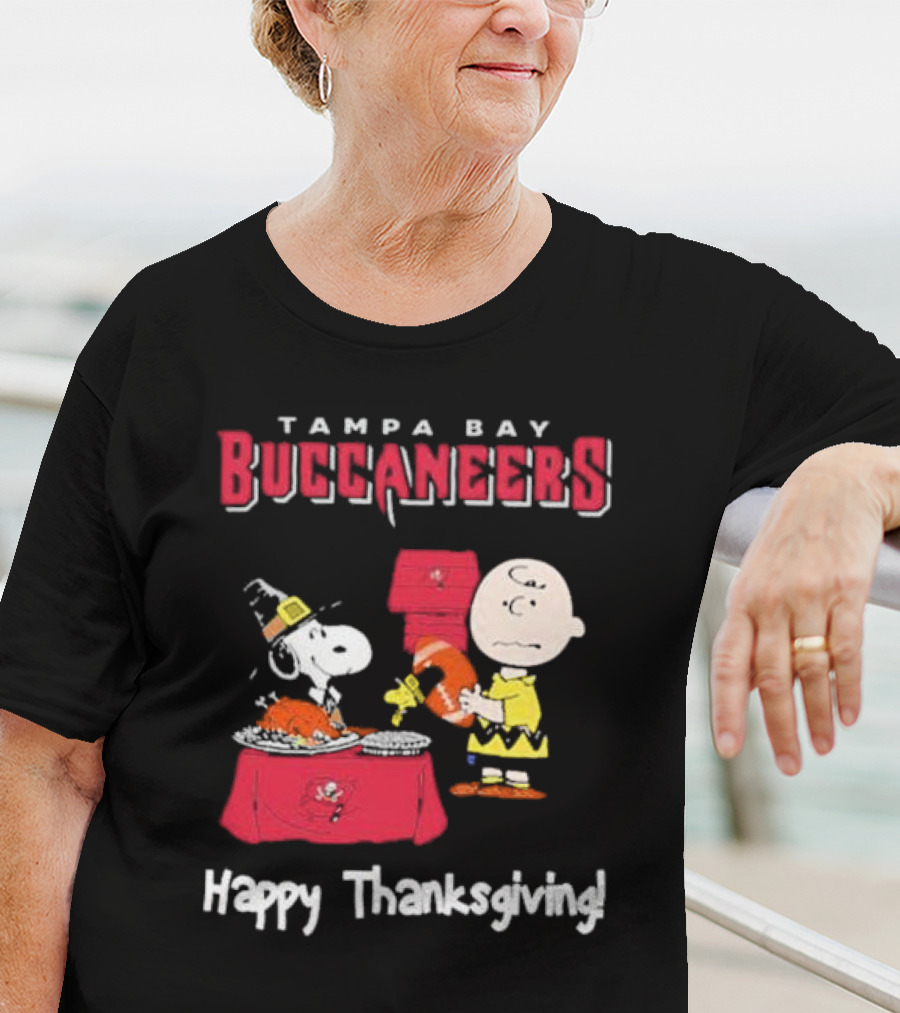 Tampa Bay Buccaneers Thanksgiving Charlie Brown And Snoopy Peanuts T-Shirt