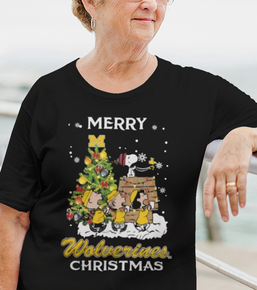 Merry Michigan Wolverines Snoopy And Friends Christmas T-Shirt