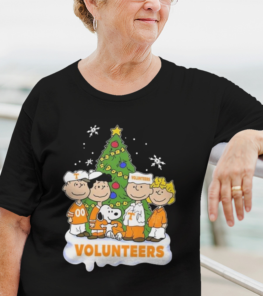 Tennessee Volunteers Snoopy And Friends Christmas Tree T-Shirt