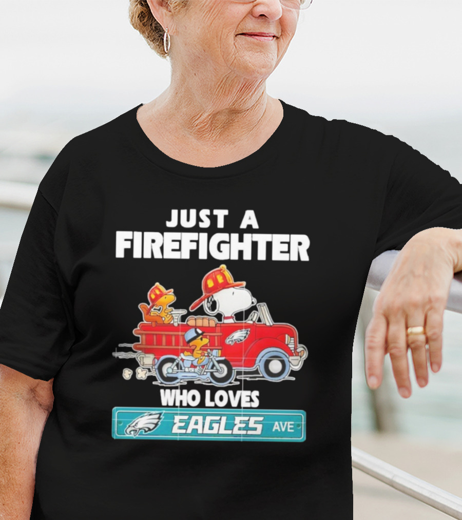Just A Firefighter Snoopy Who Loves Eagles Ave T-Shirt