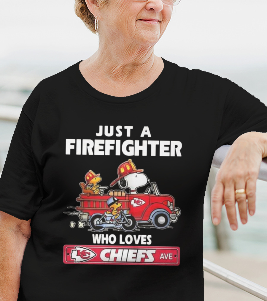 Just A Firefighter Who Loves Chiefs Snoopy Fire Truck KC Chiefs Ave T-Shirt