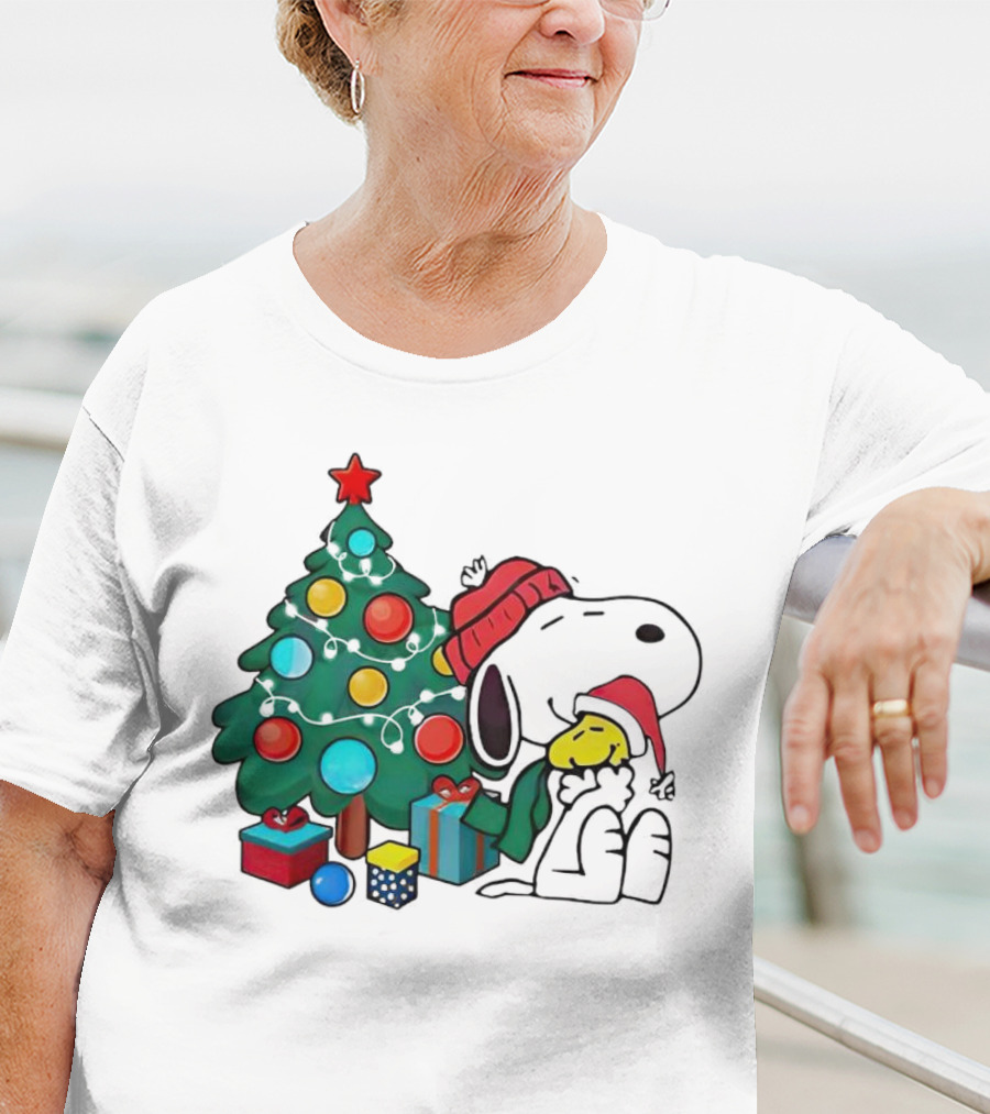 Snoopy Woodstock Christmas Tree Hug Gifts T-Shirt