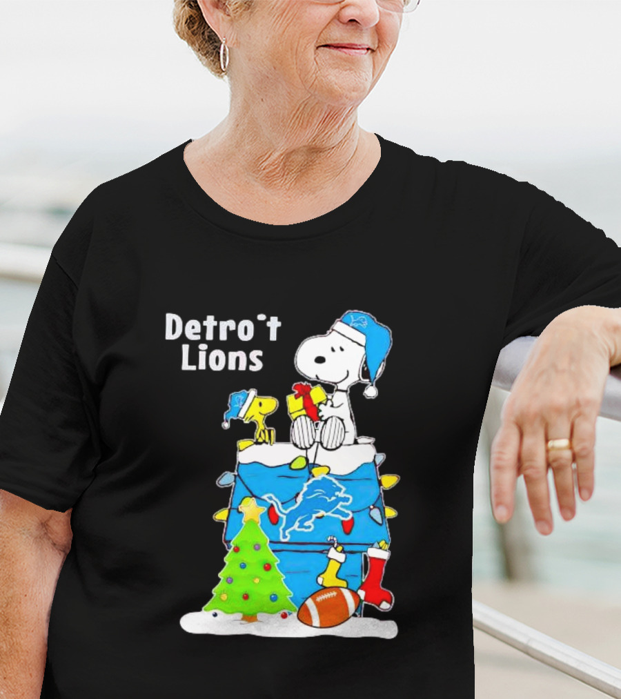 Snoopy And Woodstock Detroit Lions Christmas Igloo With Football And Tree T-Shirt