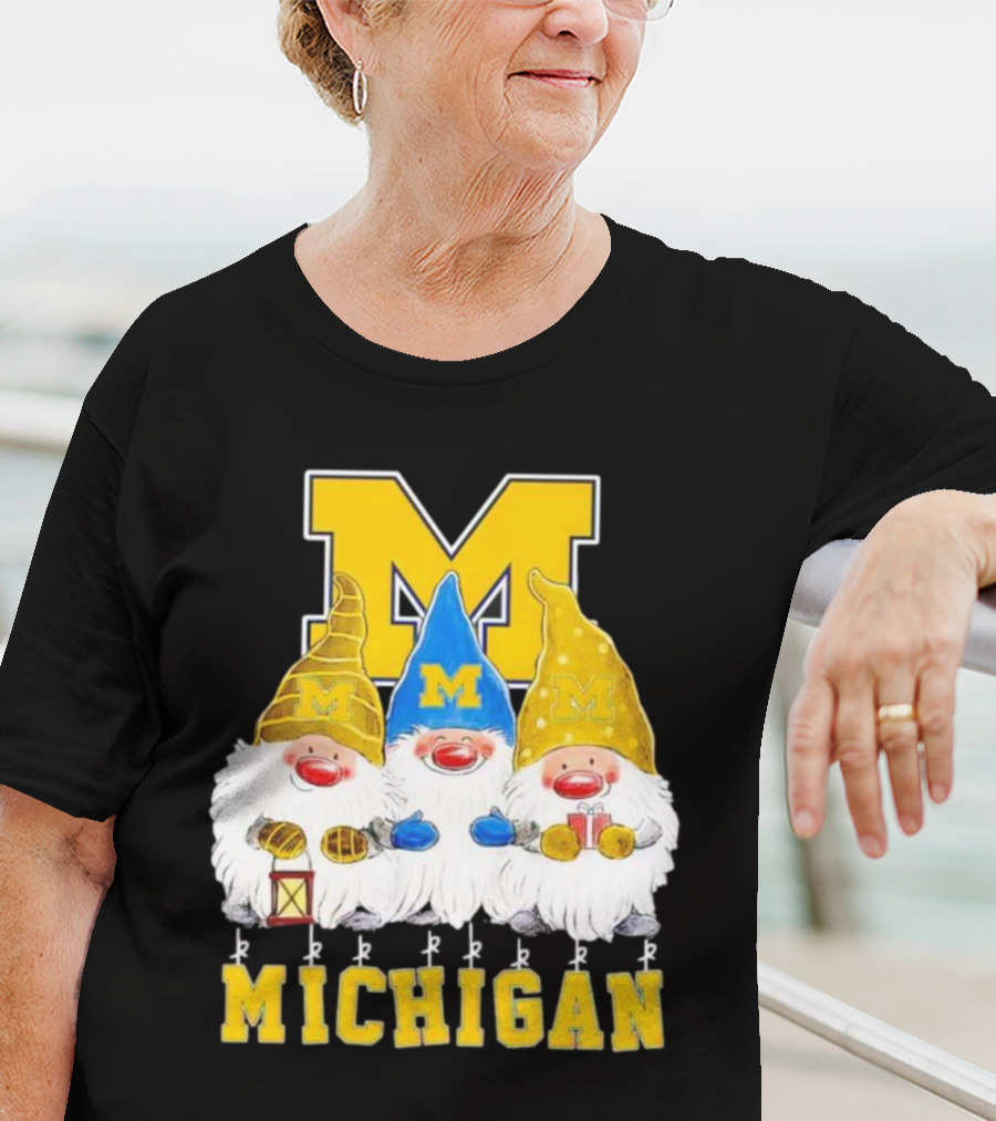 Gnomies Michigan Wolverines Christmas Festive Gnome Trio With Gifts And Lantern T-Shirt