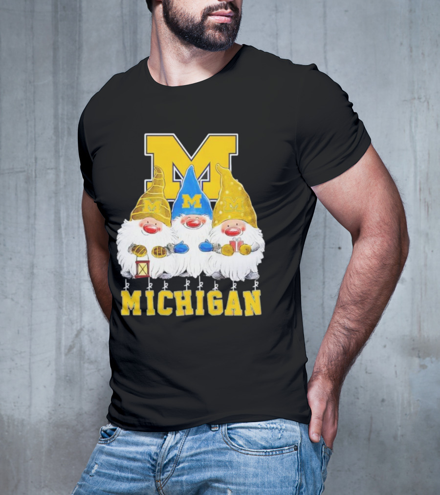 Gnomies Michigan Wolverines Christmas Festive Gnome Trio With Gifts And Lantern T-Shirt