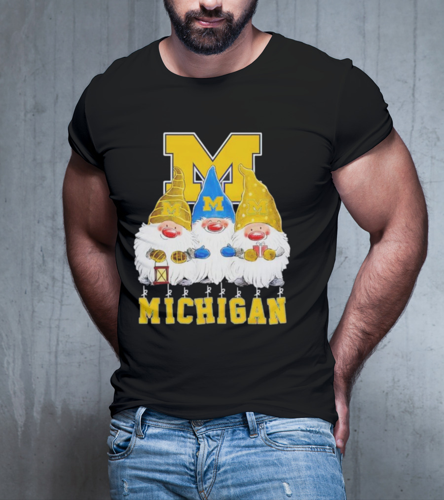 Gnomies Michigan Wolverines Christmas Festive Gnome Trio With Gifts And Lantern T-Shirt