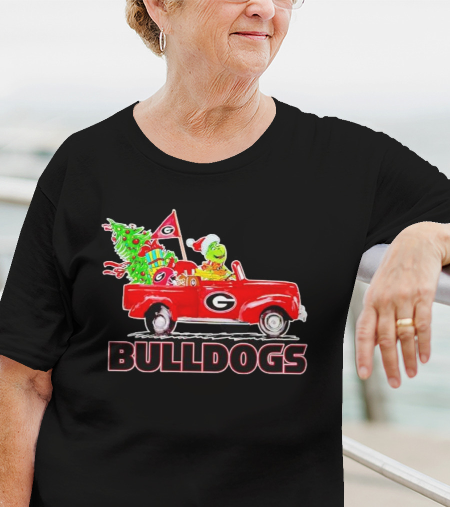 Grinch Driving Red Car With Dog Christmas Tree Gifts Georgia Bulldogs T-Shirt