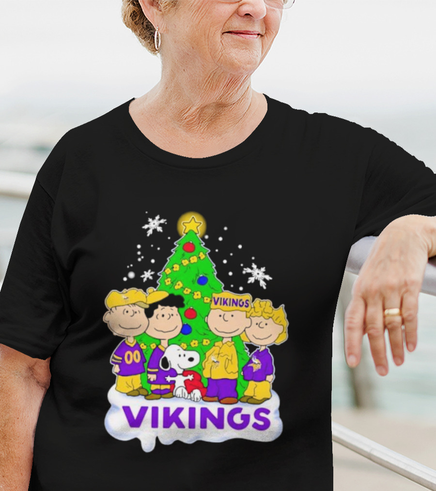 Minnesota Vikings Peanuts Characters Christmas Tree T-Shirt