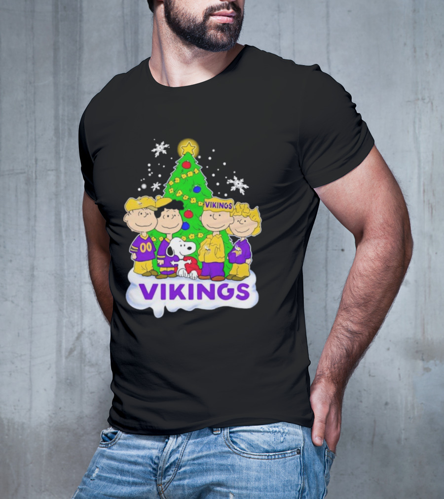 Minnesota Vikings Peanuts Characters Christmas Tree T-Shirt