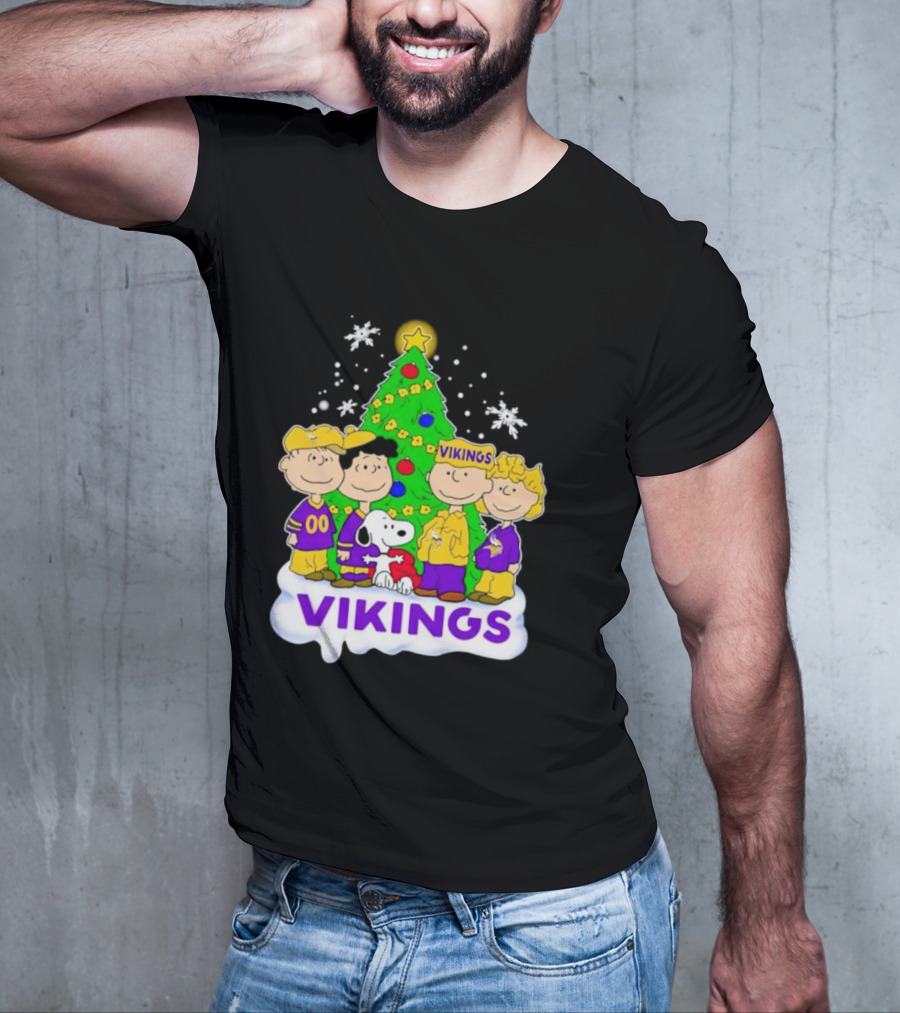 Minnesota Vikings Peanuts Characters Christmas Tree T-Shirt