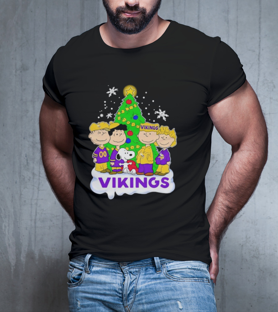 Minnesota Vikings Peanuts Characters Christmas Tree T-Shirt