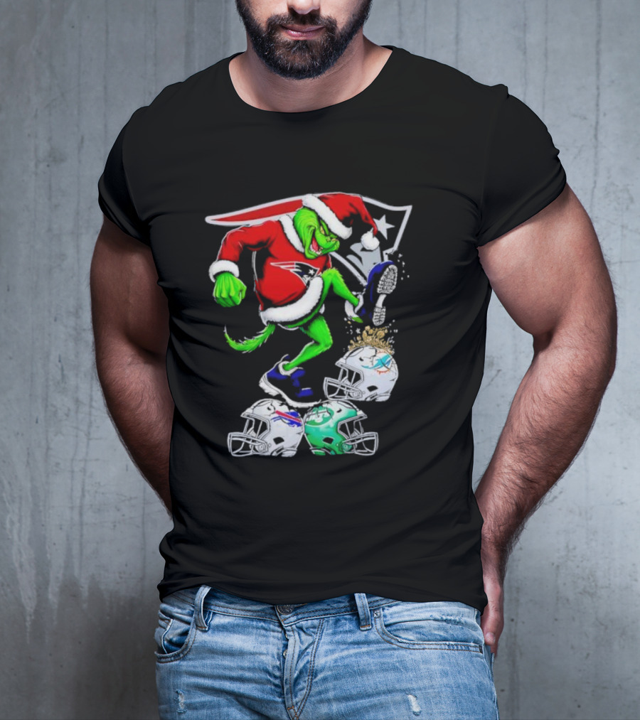 New England Patriots Santa Grinch Stomp On NFL Team Helmets Funny Christmas T-Shirt
